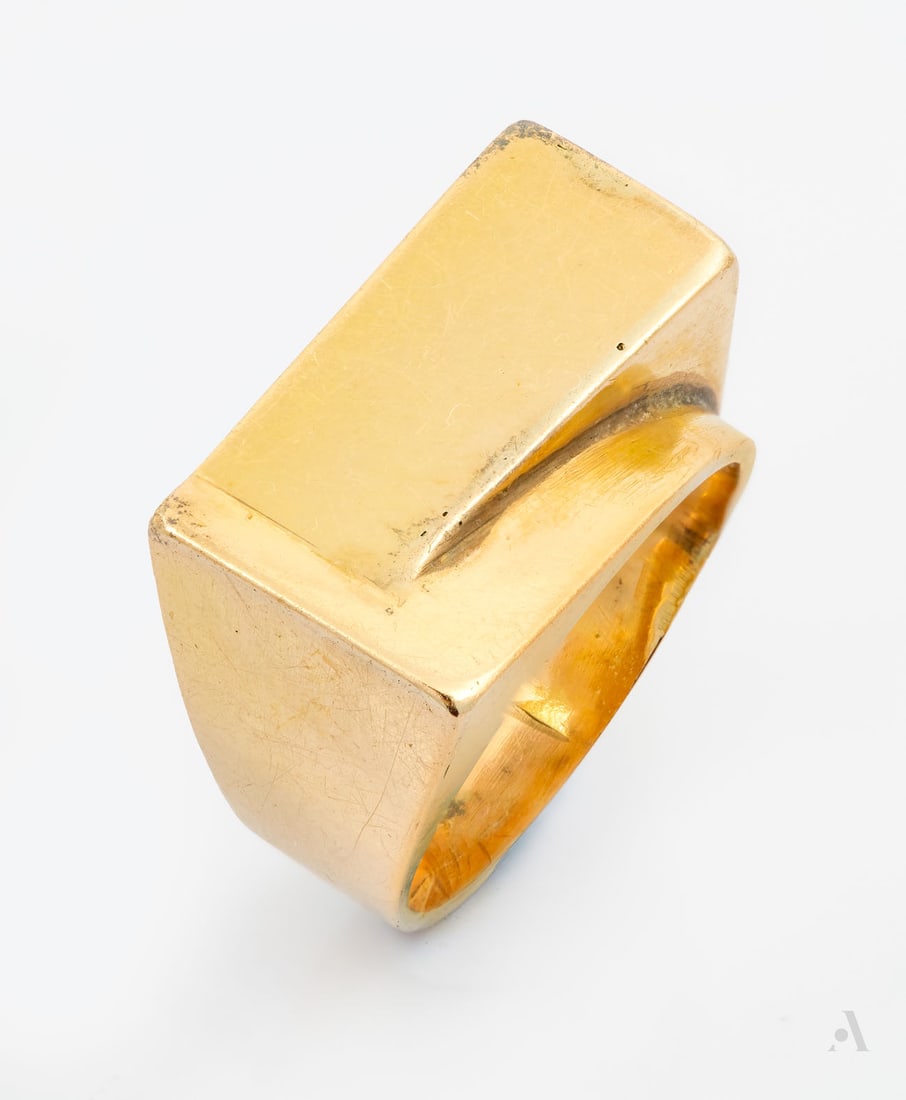 An Art Deco 14K Yellow Gold Signet Ring: An Art Deco 14K Yellow Gold Signet Ring With an architectural motif. Old repairs. Marked and gold acid tested. Weight: 6.8 gr; Ring size: 7 Condition: For a full condition report please contact: offic