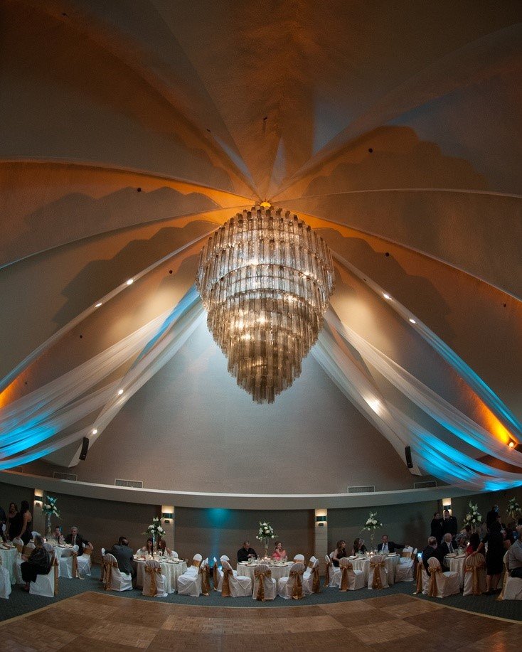 Large Ruth Eckerd Hall Venini Style Chandelier: In the style of Venini or Camer, from the Maragarete Heye Great Room in the prestigious Ruth Eckerd Hall, this chandelier was the focus of many events and weddings in the Tampa Bay area. Originally co