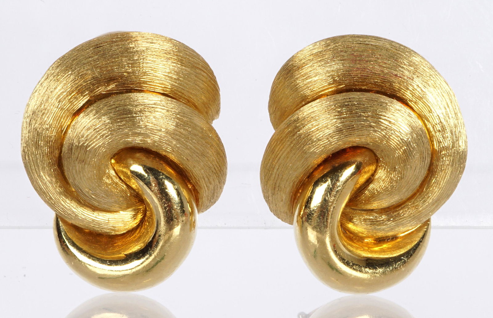 Pair Henry Dunay Sabi 18k Ear Clips: Brushed and high polished 18k yellow gold earrings / clips by Henry Dunay, from the Sabi Collection, 7/8" long, approx. 21 grams.