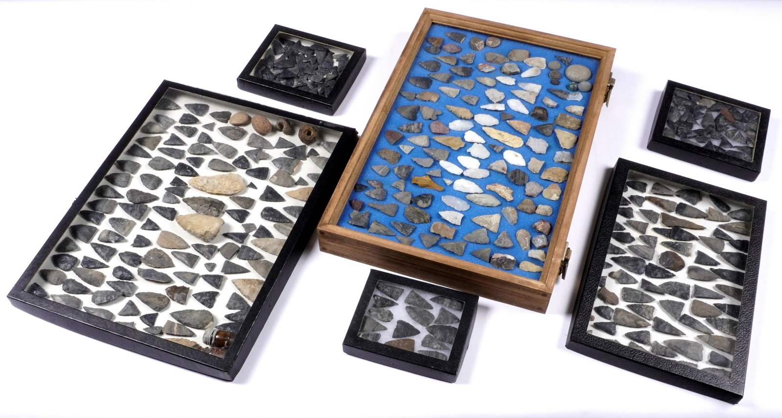 Large Collection of Mixed Arrowhead Points: An assembled collection of approx. 422 assorted arrowhead points, scrapers, and other finds. Varying size and construction, sold with wood case and Riker mounts.