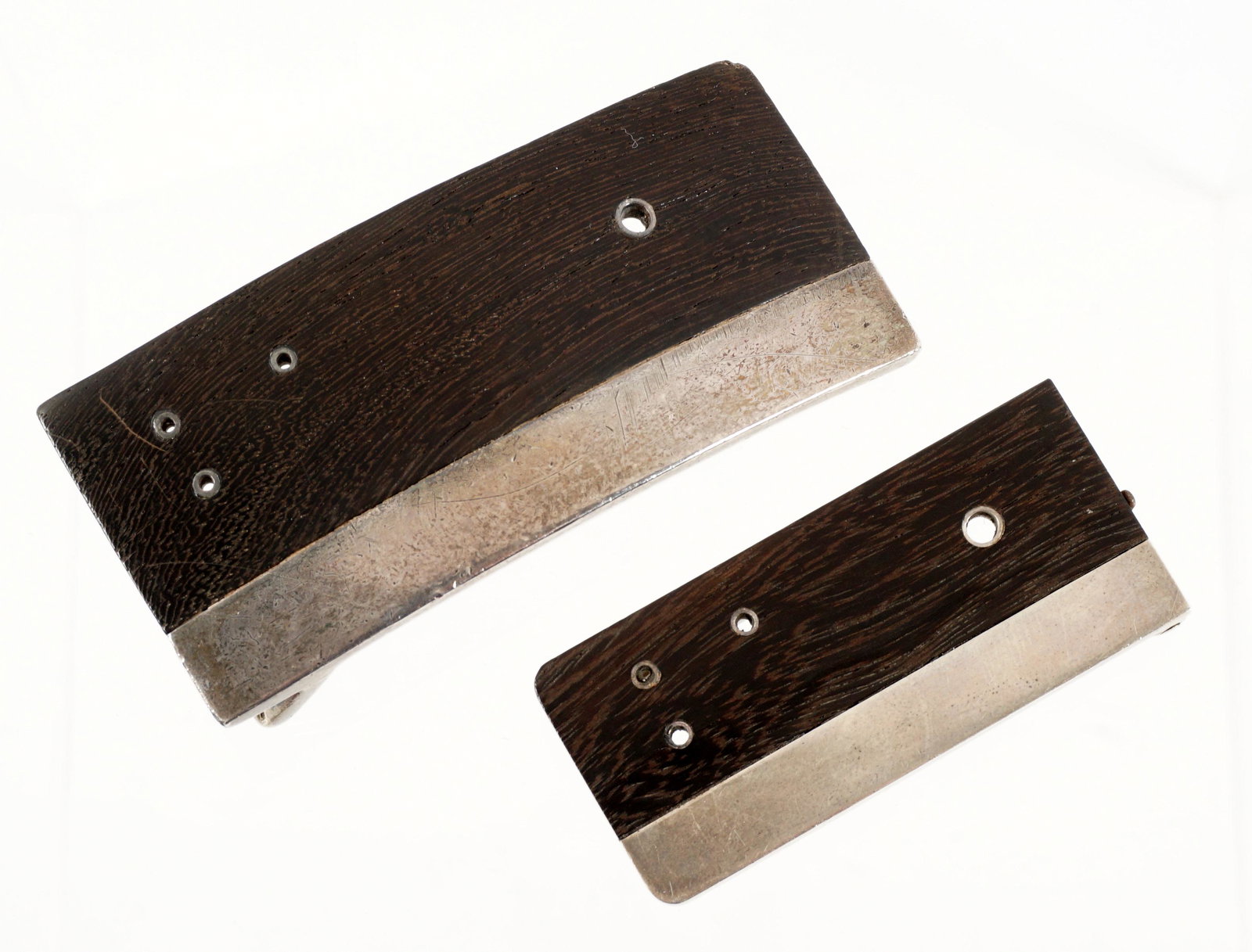 Sigi Sterling and Rosewood Buckle and Money Clip: Sigi Pineda Mexican silver and rosewood modernist belt buckle and matching money clip. Buckle 2.75" x 1.25", money clip 2" x 1". This piece was formerly owned by Arnold Crane, an American collector an