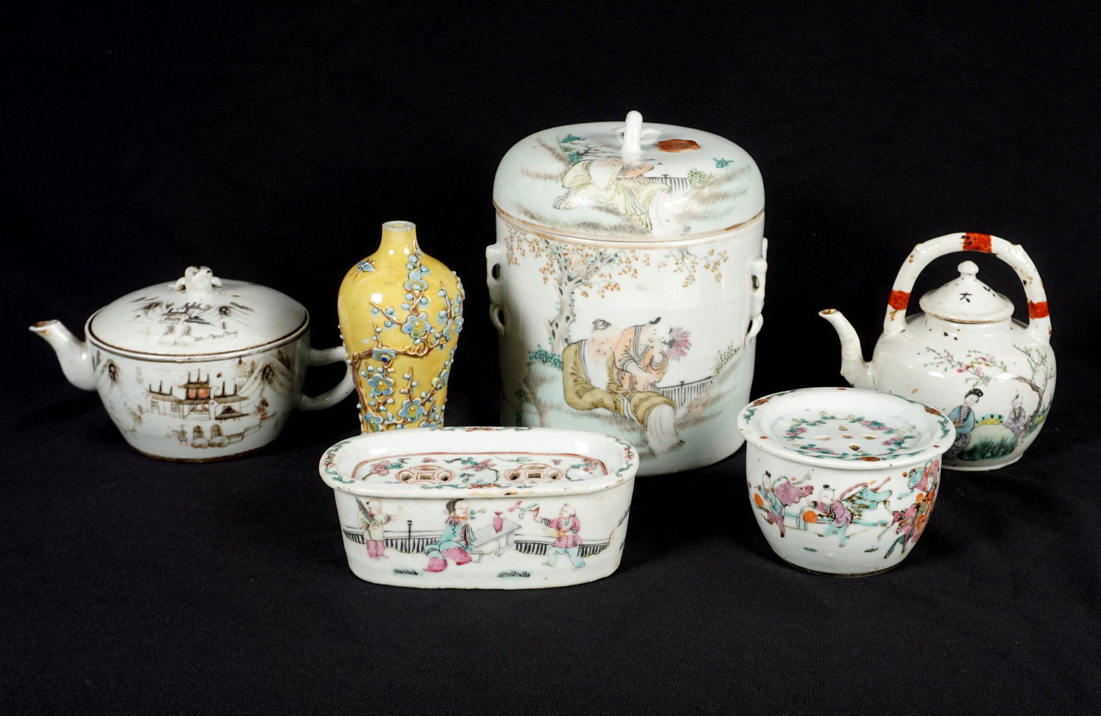 Collection of Six Chinese Porcelain Items (1 of 16)