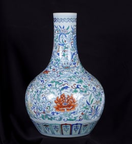 Chinese Porcelain Wucai Decorated Vase