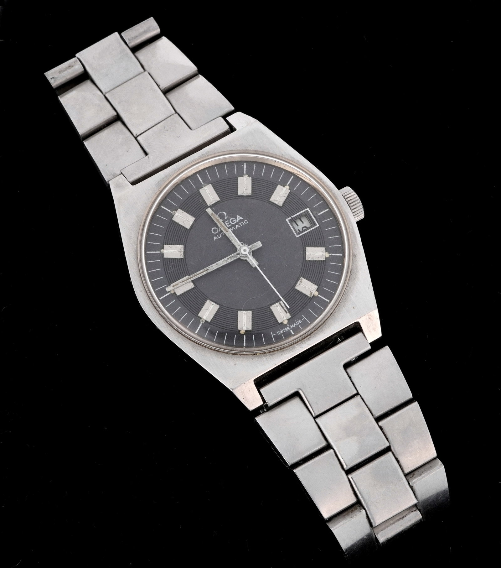 Vintage Omega Automatic Stainless Wrist Watch: 35mm stainless steel case, automatic movement, black sial with subsidiary date dial, stainless steel link bracelet, approx 7". Condition: Signs of wear and use, Currently running however not guarantee