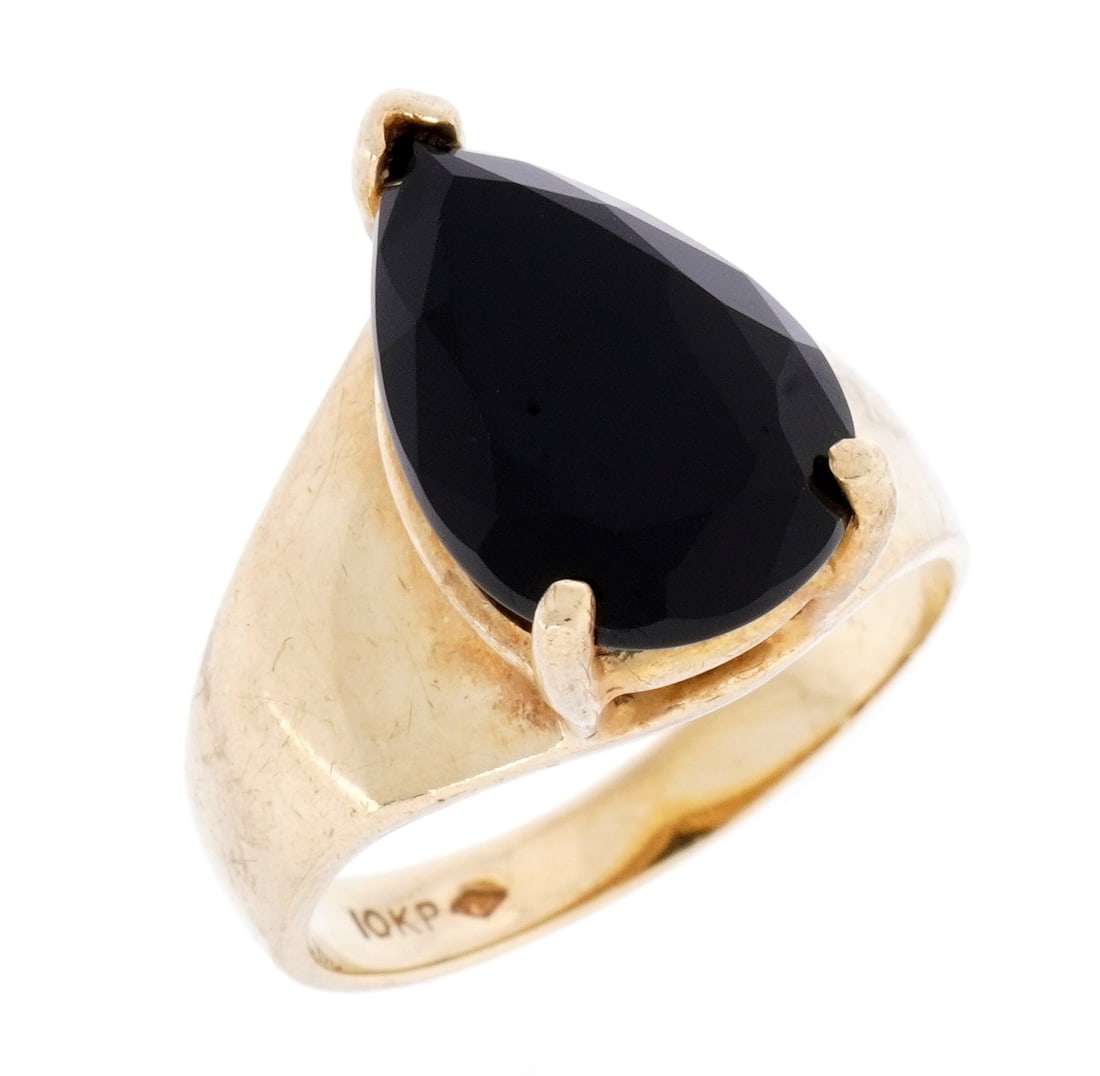 10k Gold and Onyx Solitaire Ring: 10k yellow gold band, prong set pear shape faceted onyx, approx. 15mm x 10mm. Stamped 10KP and unknown makers hallmark. Size 8. Approx. 4 grams inclusive. Condition: Scratches to garnet.