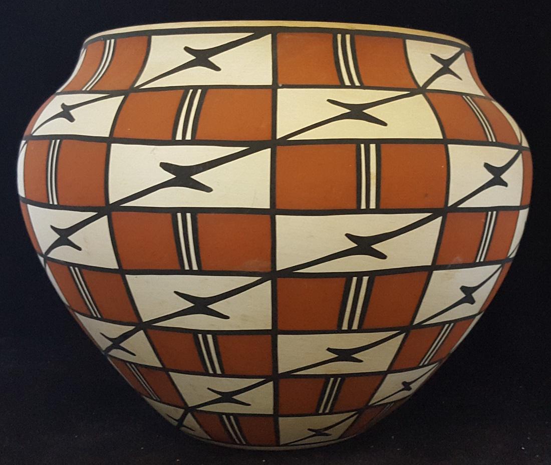 acoma ceramic  jar (1 of 7)