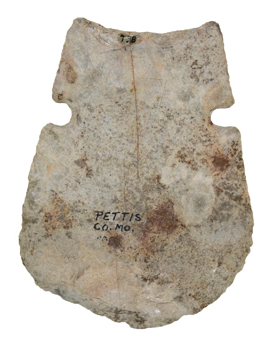 7 1/4" Notched Hoe. Pettis Co, MO. Ex-Dale Roberts,: 7 1/4" Notched Hoe. Pettis Co, MO. Big ,fancy hafting area. Mill Creek Chert. Very good condition. Ex-Dale Roberts, E.K. Petrie, Royce