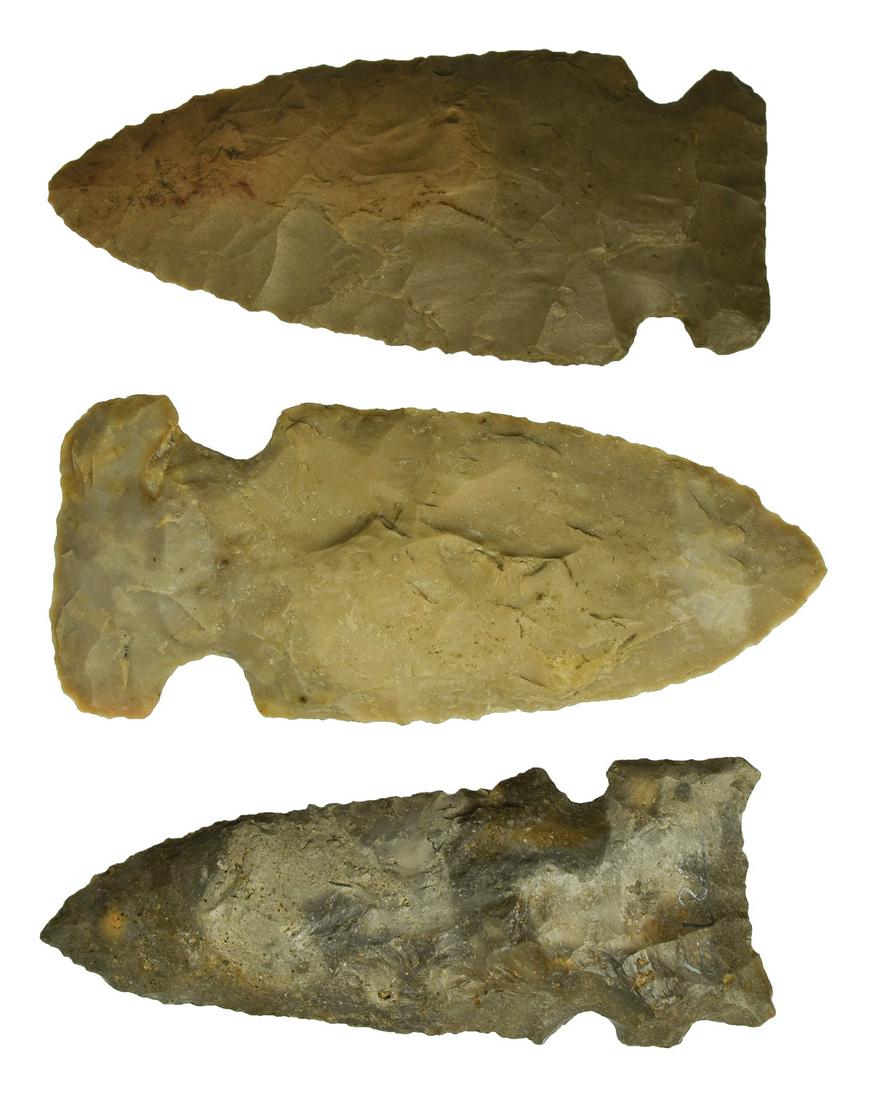 3 Sidenotch Points (Godar type). 2 3/8"-2 1/2".: 3 Sidenotch Points (Godar type). 2 3/8"-2 1/2". Nice examples from a Wisconsin collection. Davis COA