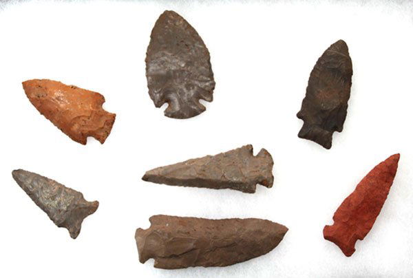 Group of 7 very nice Mississippi points (2 3/8”-3 7: Group of 7 very nice Mississippi points (2 3/8”-3 7/8”). Ex-Dr. Hasler, Hester