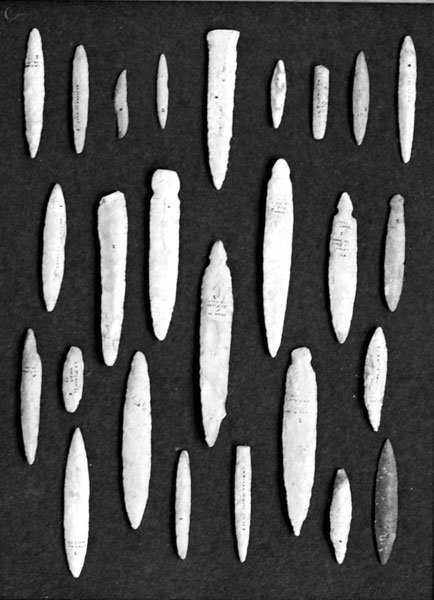 Frame of 26 Mississippian Points. Spiro Mound. Irwin: 385. Frame of 26 Mississippian Points (1 3/4”-5 1/4”). Ex-Dr. Irwin, JG Braecklin. In same frame they were pictured in on page 102 of WW#2 (1968). LeFlore Co, OK. Spiro Mound. Great display for an