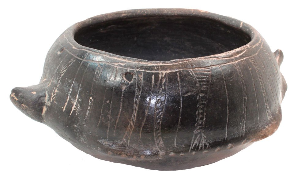 7 1/2" D. Turtle Effigy Bowl. Clark Co, AR. Pictured: 7 1/2" D. Turtle Effigy Bowl. Clark Co, AR. Ex-Kent Westbrook. Features killed, some restoration. Pictured in Art of the Ancient Caddo, p57. Rare and papered by one of the foremost Caddo experts in th