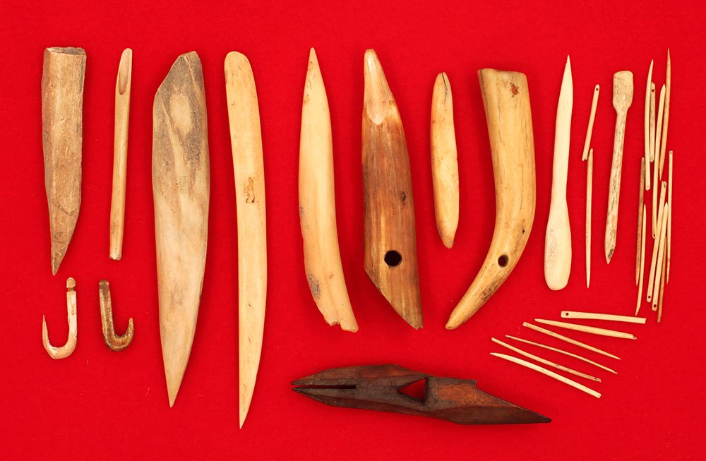 Group of 12 Animal Bone Tools and 15 Animal Bone: Group of 12 Animal Bone Tools and 15 Animal Bone Needles. Nice, real Fishooks. Harpoon head included in group. From the old Lewis McDaniel Collection