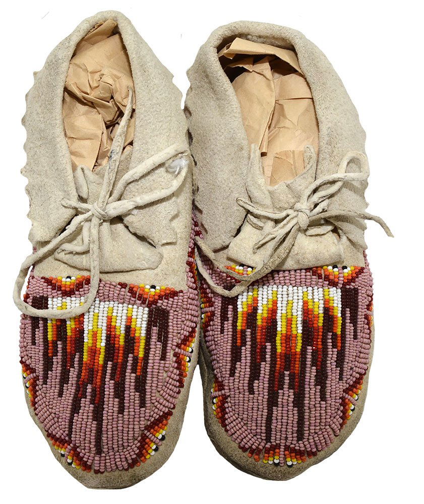 7" Children's' Moccasins.  Nicely beaded.  Good (1 of 2)