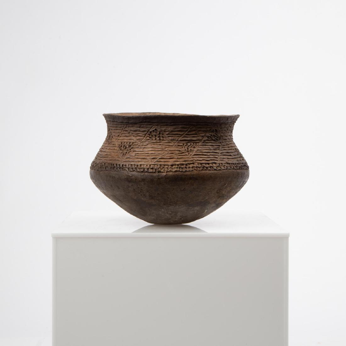 A SINU CULTURE INCISED POTTERY VESSEL (1 of 10)