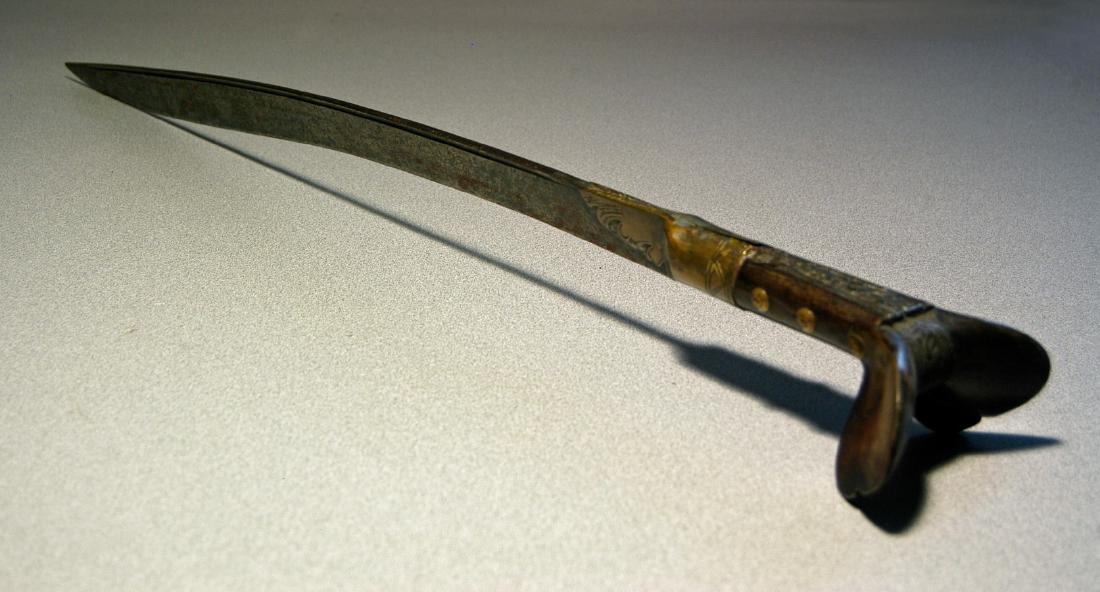 19th C. Ottoman Yatagan Sword w/ Zoomorphic Hilt: 19th C. Ottoman Yatagan Sword w/ Zoomorphic Hilt. Wood, Iron and brass. Made probably in the Balkans. The grip plaques are typically made from bone, ivory, horn or silver, and spread out in two 'wings