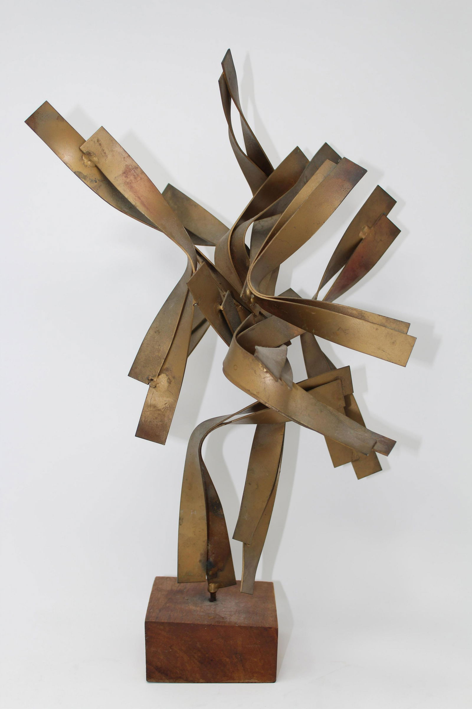 William Bowie (New York, Ohio, 1926 - 1994): William Bowie (New York, Ohio, 1926 - 1994) Gilt Metal Abstract Sculpture. Appears to be unsigned. Height: 18 in.