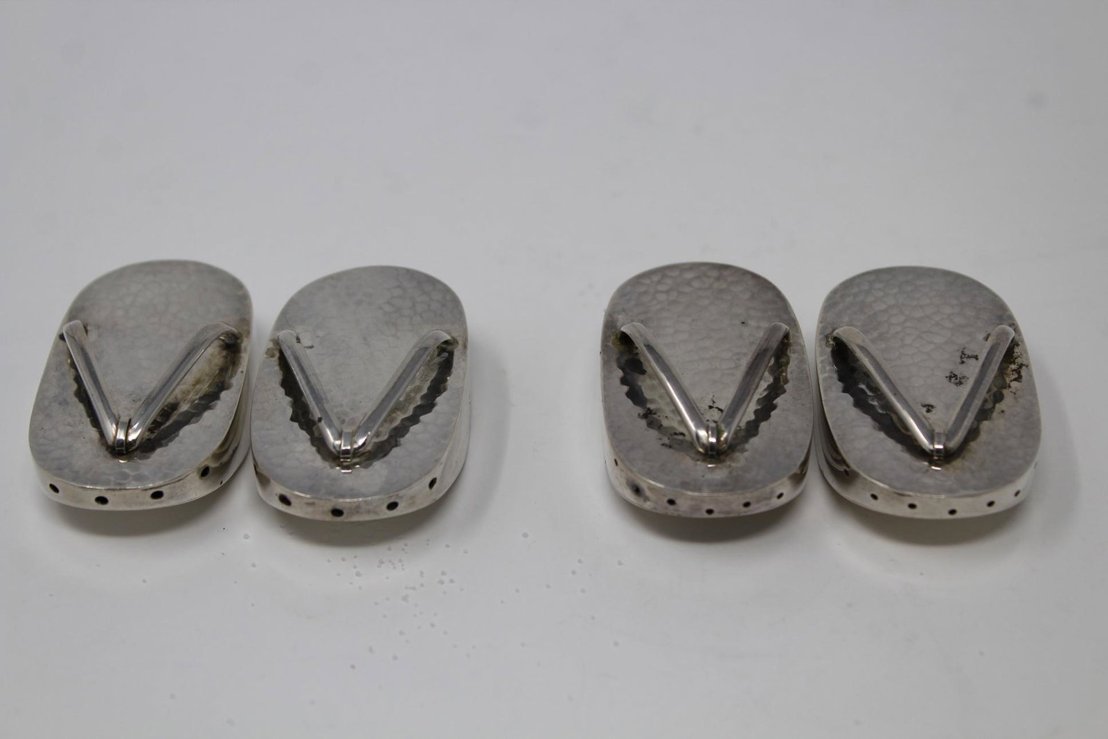(4) Sterling 950 Salt & Pepper Sandle Shakers: (4) Sterling 950 Salt & Pepper Sandle Shakers. Stamped Sterling 950 on base. Total Weight: 2.12 ozt Size: 0.5 x 2 x 3 in.
