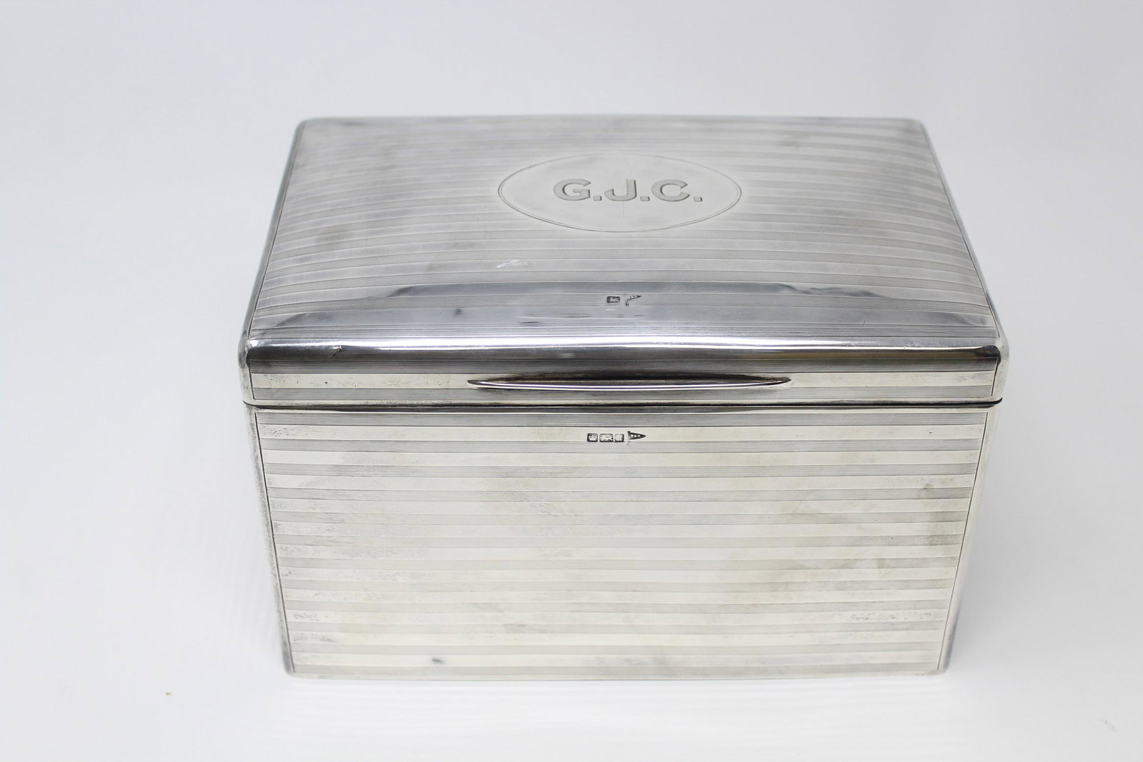 Art Deco Walker & Hall Sterling Silver Humidor: Art Deco Walker & Hall Sterling Silver Humidor. Hallmarked in multiple spots. Dimensions: 6 x 9.5 x 6 inches. Total Weight: 1,756 grams.