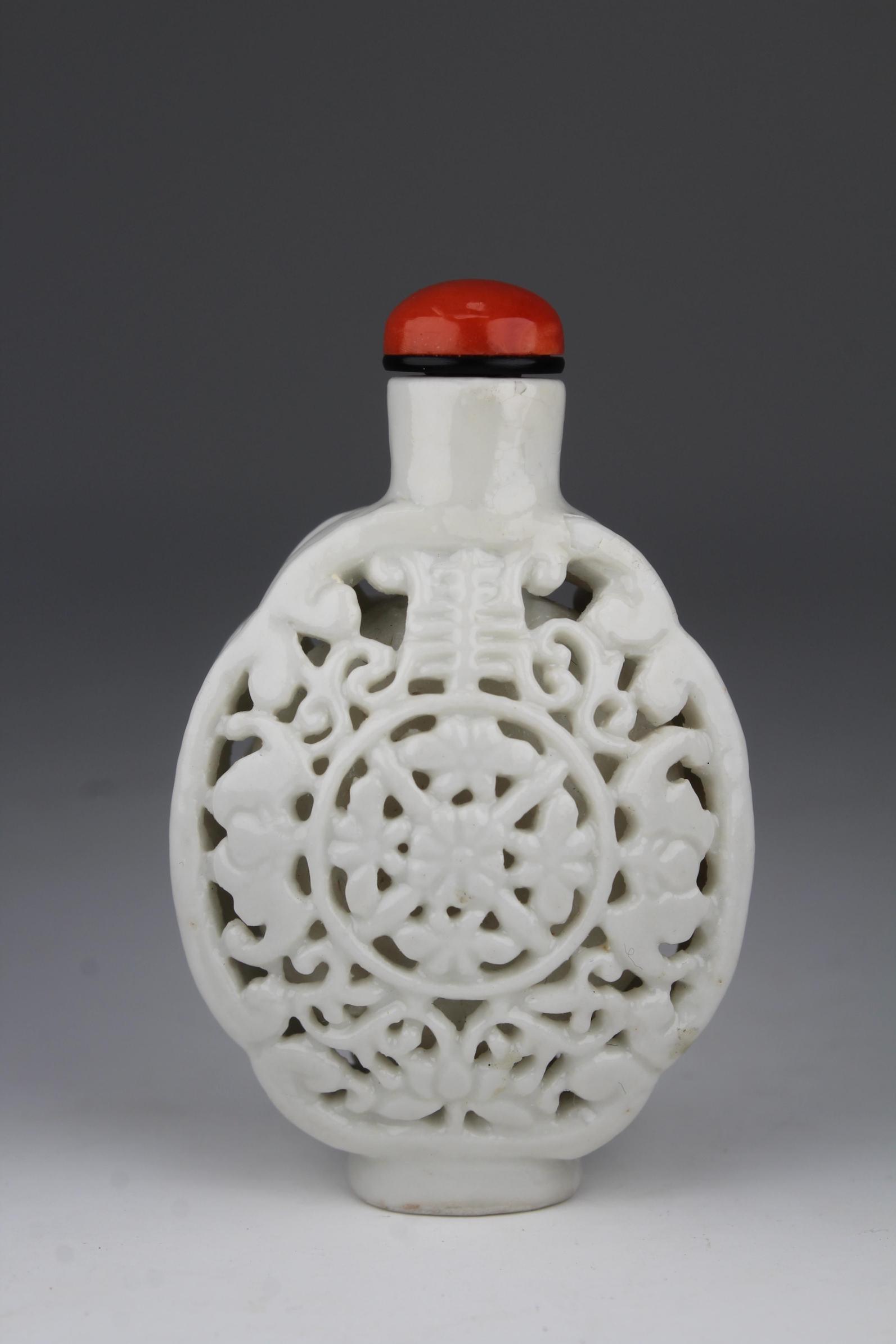 Jingdezhen Kilns, 19th. Porcelain Snuff Bottle (1 of 8)