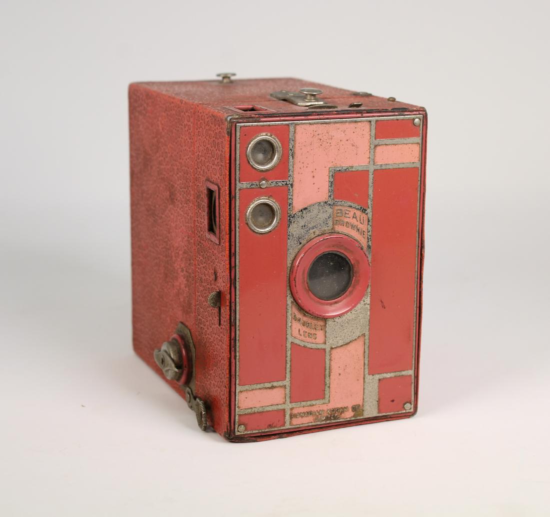 Kodak 1930 Art Deco Pink Beau Brownie Camera (1 of 5)