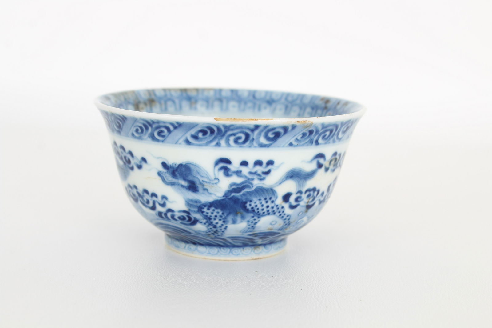Chinese blue and white cup, Kangxi mark (1 of 8)