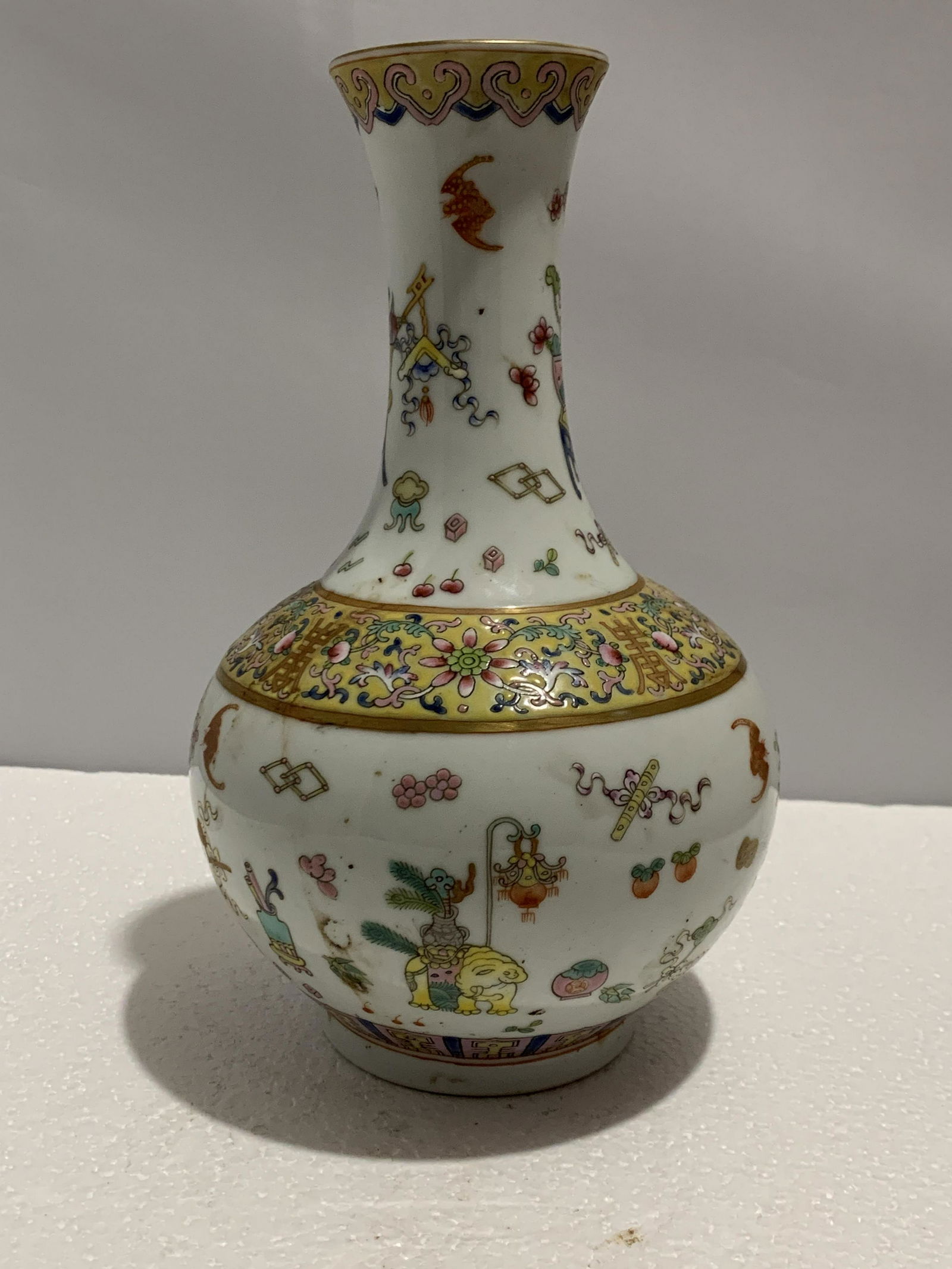 Chinese Qing famille rose bottle vase, Qianlong (1 of 10)
