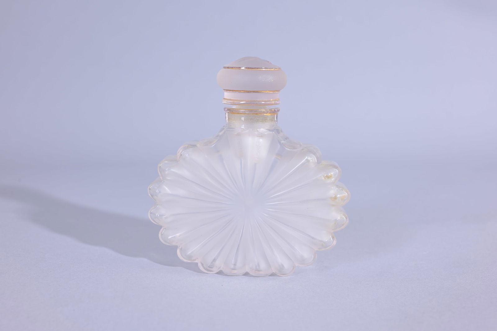 Nina Ricci 'L'Air du Temps' Dove Stopper Perfume: Nina Ricci 'L'Air du Temps' Dove Stopper Perfume Bottle. Circa 1940s ('Lalique' - 72) Provenance: single owner lifetime collection from Jacksonville, FL - Entire collection has been donated to St. Eli