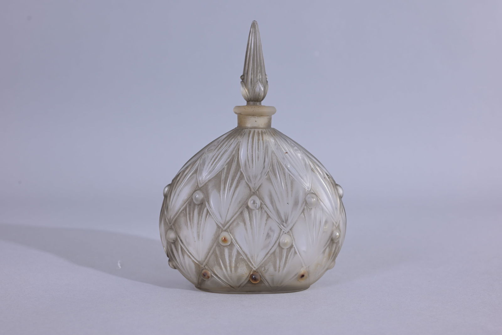 Julien Viard - Flacon Perfume Bottle: Julien Viard flacon. Marked on base. Condition: minor chip to stopper (Julien Viard - 1007) Provenance: single owner lifetime collection from Jacksonville, FL - Entire collection has been donated to S
