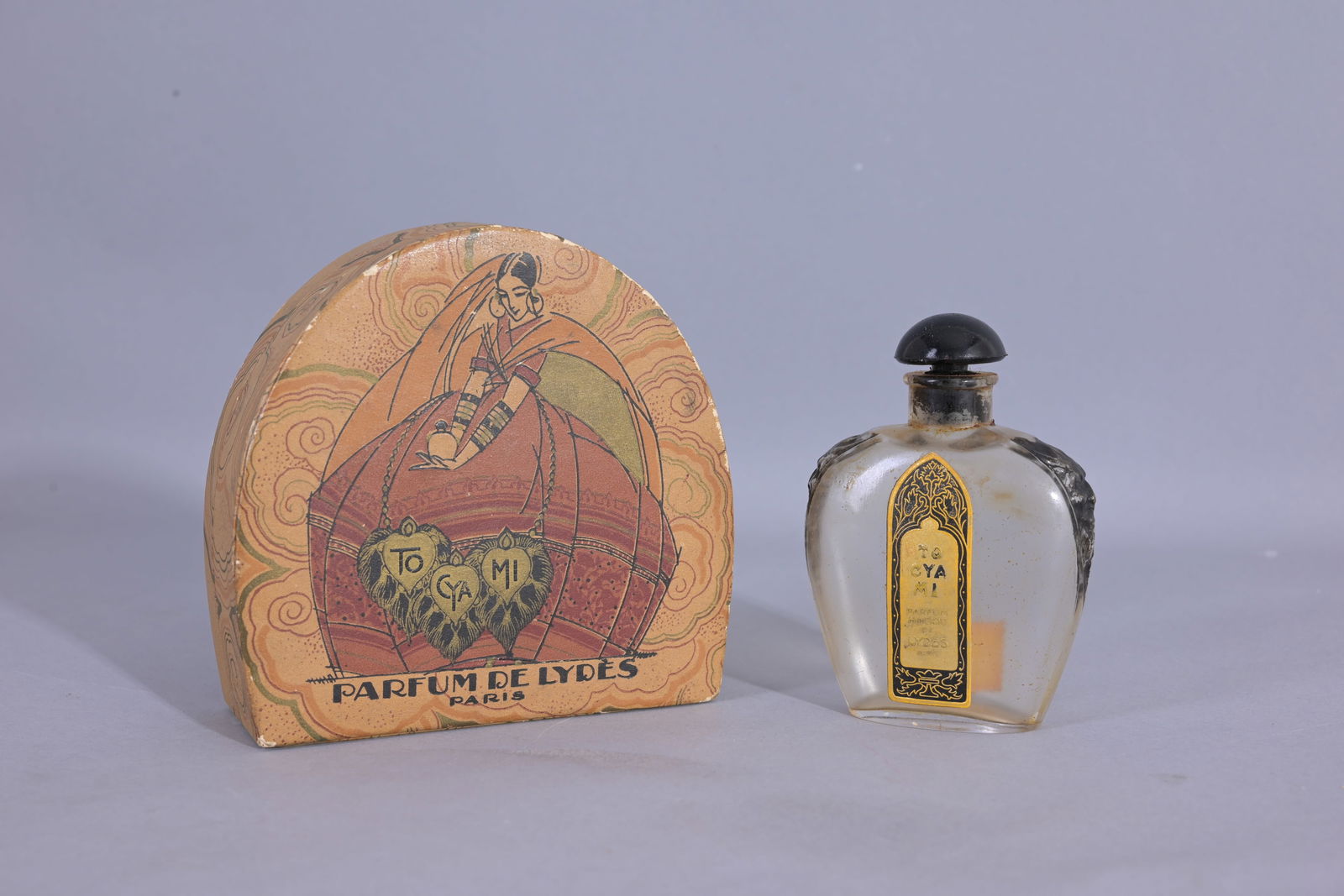 To Cya Mi - Parum Hindo by Lydes: Extremely rare presentation for the first time presented for sale: Snuff bottle model in molded colorless pressed glass with a cylindrical oval section, curved belly shape decorated with molded reserv