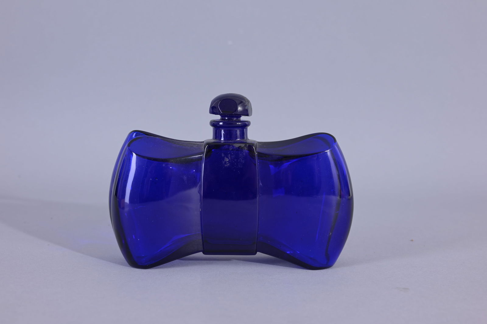 Baccarat Crystal Guerlain "Coque D'Or" Perfume Bot: Baccarat Crystal Guerlain "Coque D'Or" Perfume Bottle. Colbolt Blue Flacon Noued Papillon. 1937-1956 Butterfly knot. (Guerlain - 12)