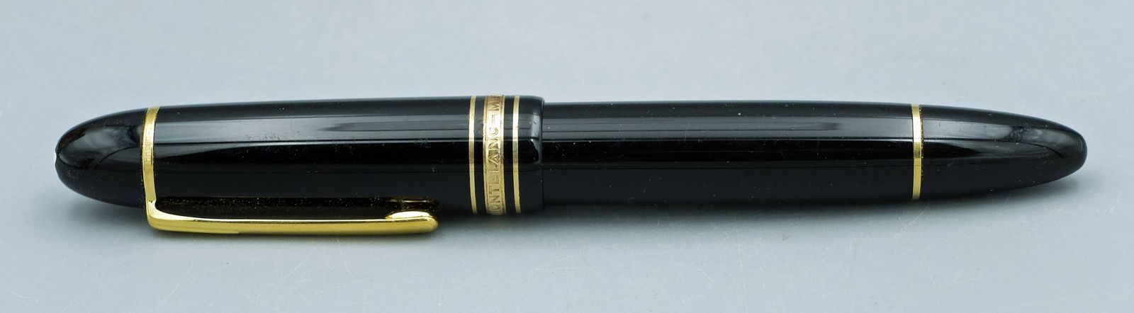 Montblanc Meisterstruck No. 149 pen: A fine Montblanc Meisterstruck No. 149 pen. Classic design, deep black precious resin with gold-coated details, surmounted by the white star emblem and finished with a handcrafted 18K gold nib. In exc