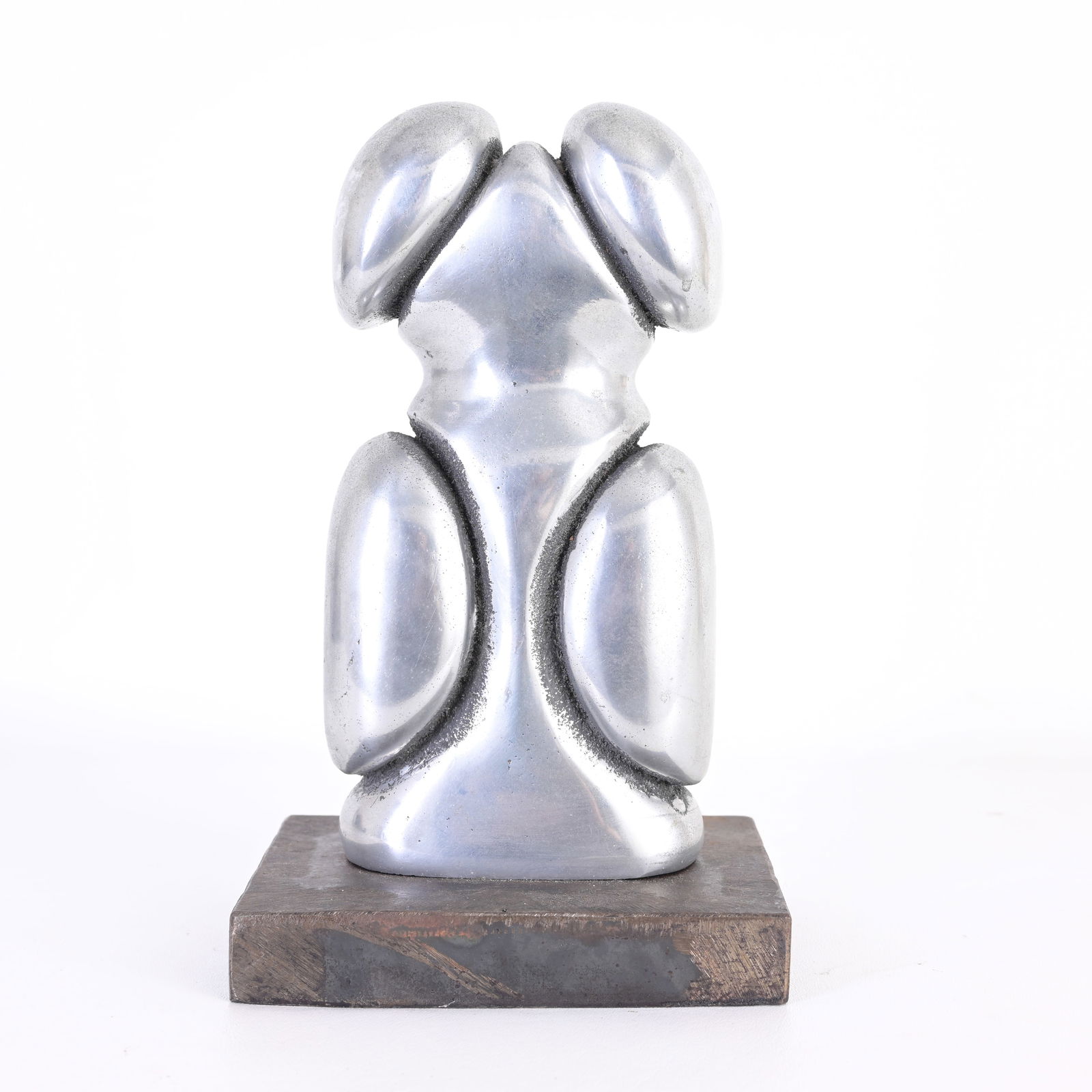 Mid Century Modern Metal Scuplture: Mid Century Modern Metal Scuplture. Appears to be unsigned. Dimensions: 9 3/8 x 4.75 x 2.75 in. Overall Dimensions: 10.25 x 6 5/8 x 5.25 in.