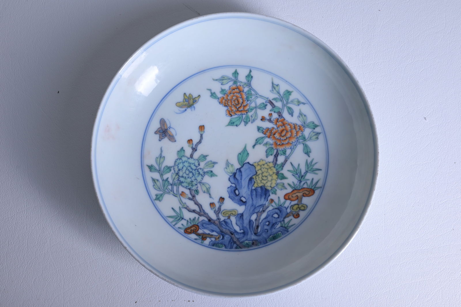 Chinese doucai plate: Chinese doucai plate Dimensions: 1 5/8 x 7.75 in.