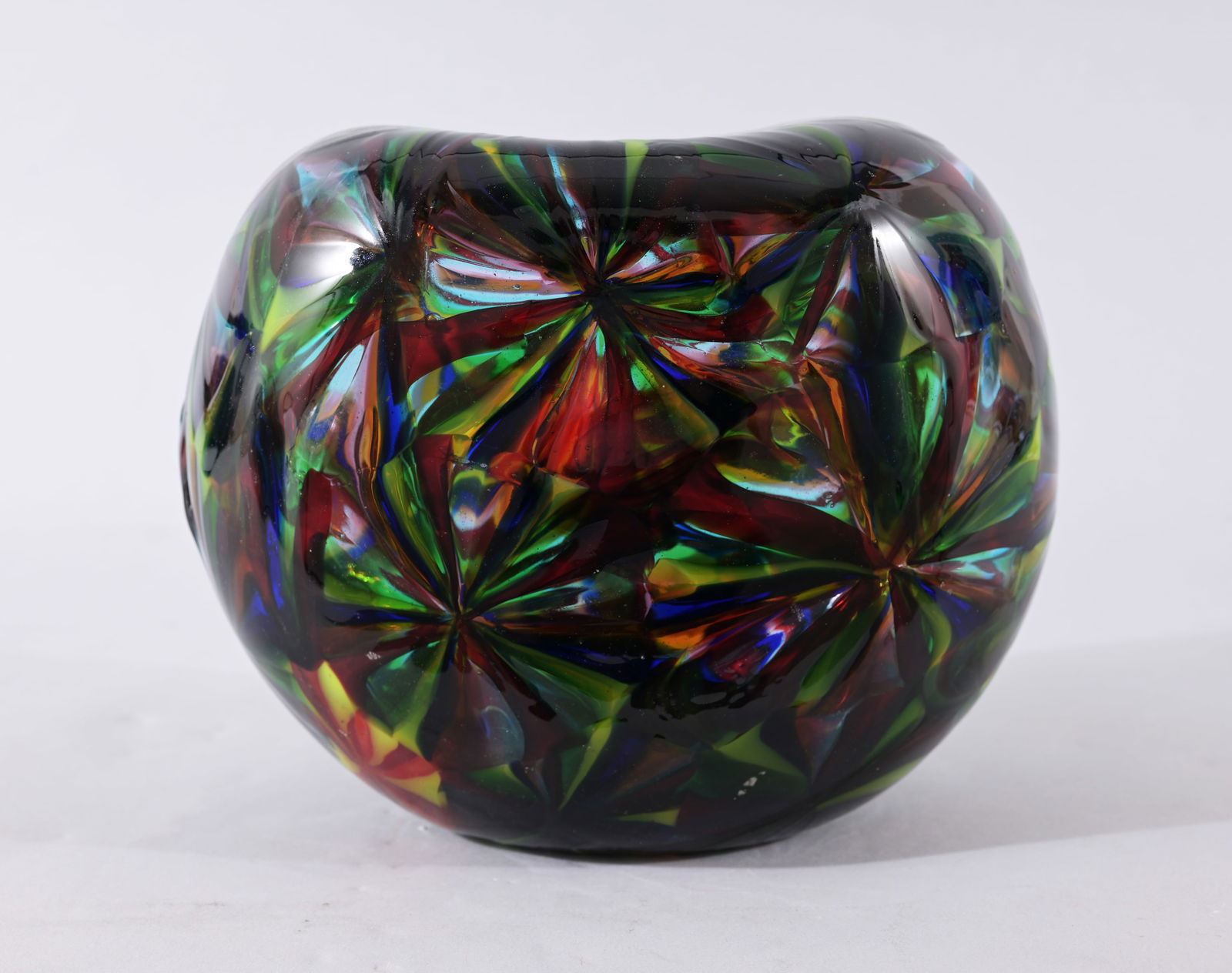 Massimiliano Pagnin Art Glass Vase: Massimiliano Pagnin (Italian, 20th C.) Signed on base. Dimensions: 6 x 7.25 x 4.75 in.