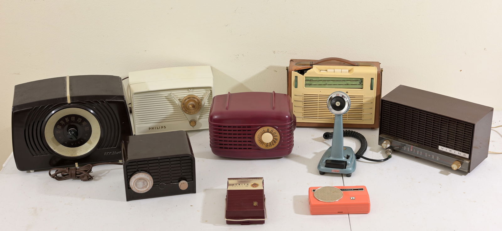 (9) Vintage Mid Century Radios: (9) Vintage Mid Century Radios. All radios are sold for display purposes only. We do not guarantee the working order of any radio. All pieces are sold in "as found " condition. (2) Radios are bakelite