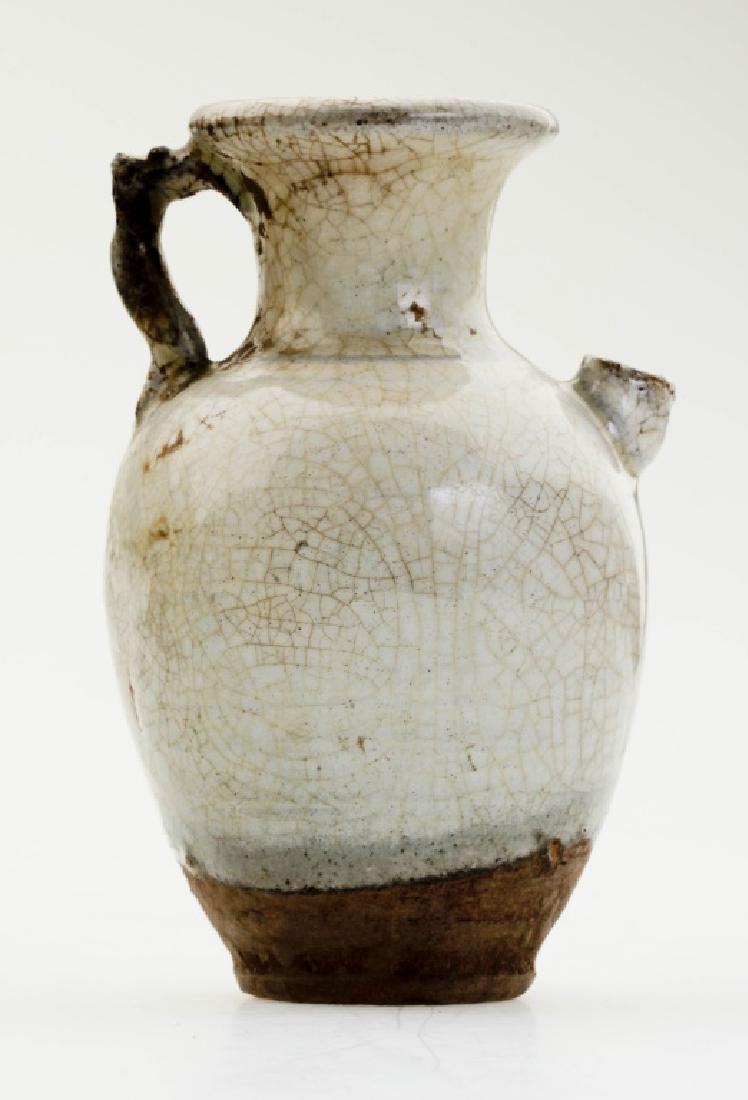 A Chinese Ge Crackle White enamel Pot. (1 of 6)