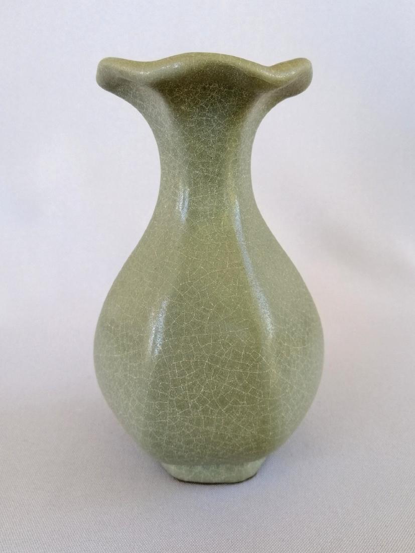 A CHINESE SONG DYNASTY CELADON HEXAGONAL FLOWER VA (1 of 7)