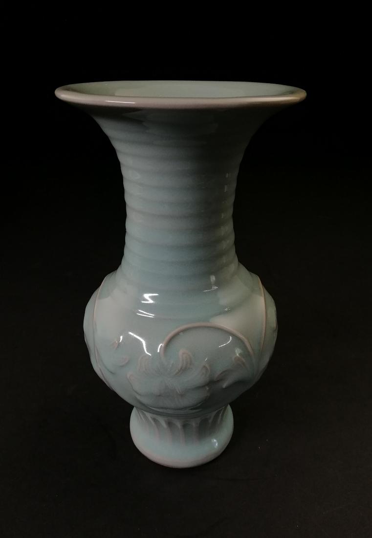 A CHINESE SONG DYNASTY LONG QUAN VASE (1 of 5)