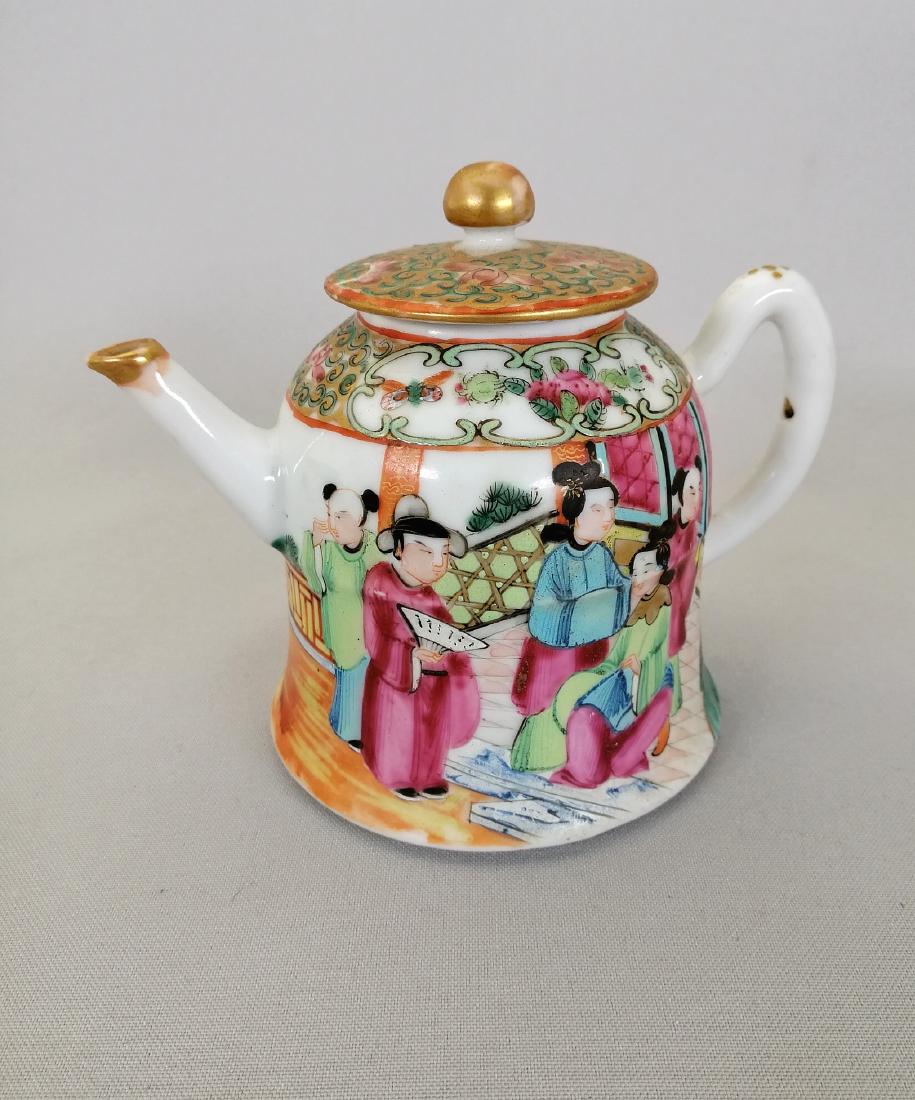 SUPERB CHINESE QING DYNASTY ROSE MEDALLION TEAPOT (1 of 10)