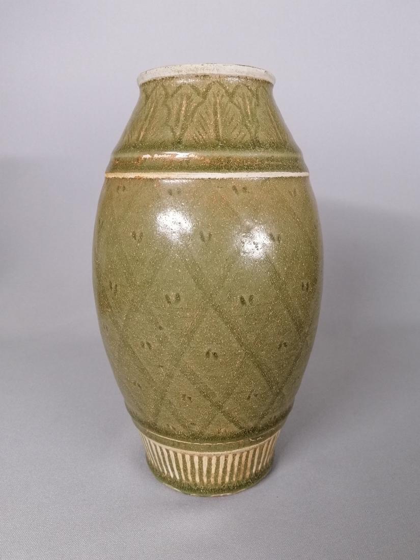 A nice Chinese Song dynasty greenish bottle vase (1 of 12)