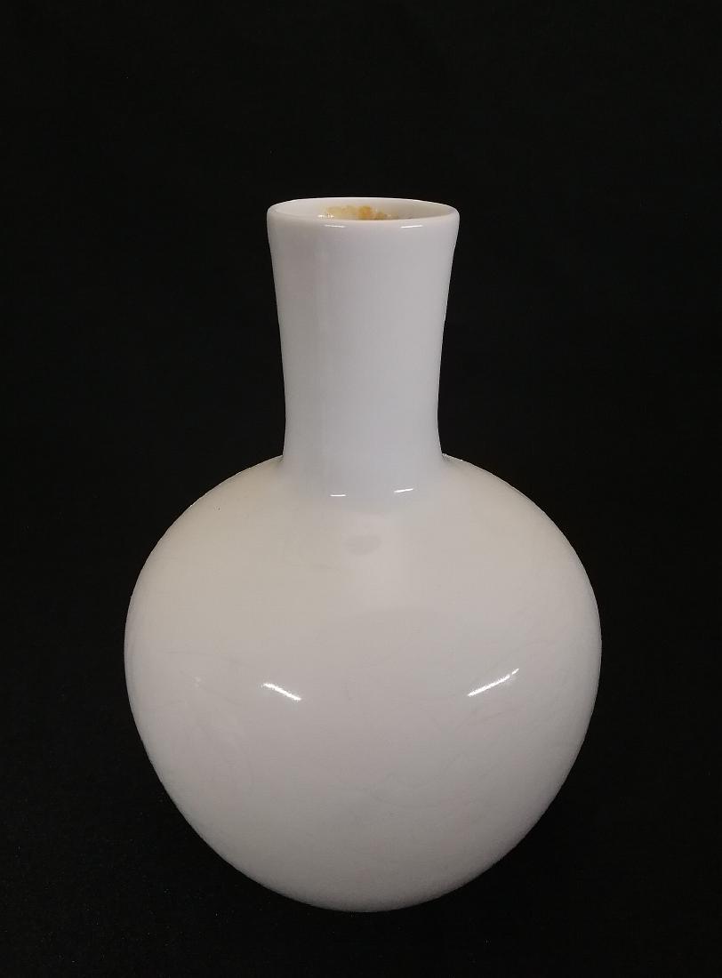 Nice Chinese Ming dynasty sweet white glazed vase (1 of 8)