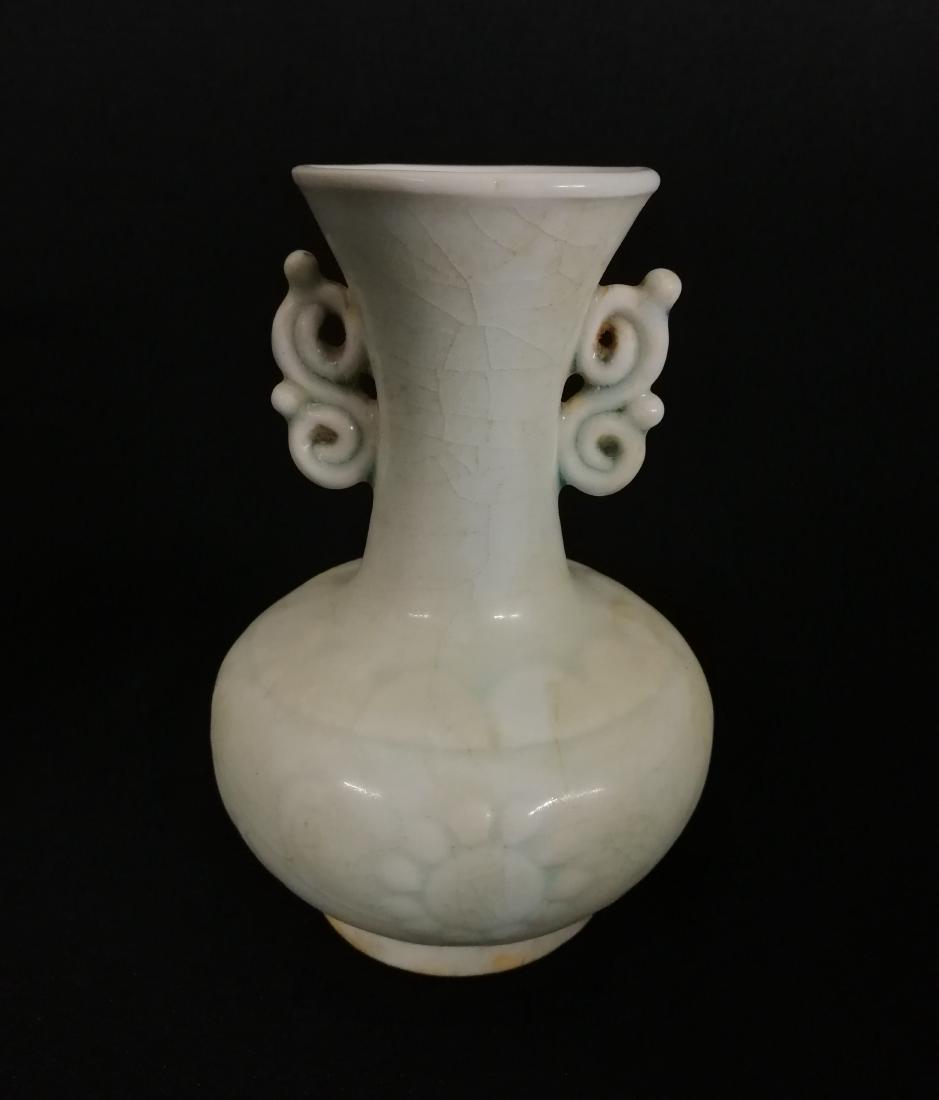 A rare Chinese whitish vase (1 of 9)