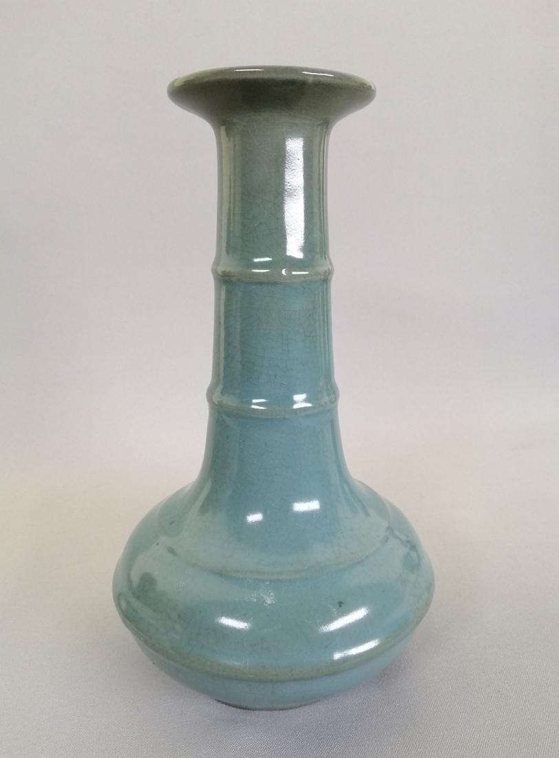 An elegant Chinese Ge crackle long neck vase (1 of 9)
