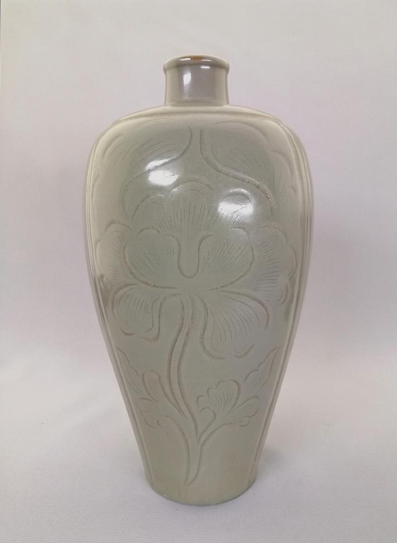 A rare nice Chinese Long Quan stippling vase (1 of 6)