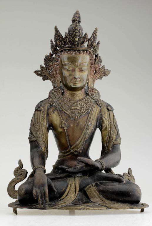A large fine Chinese bronze Buddha figure. (1 of 10)