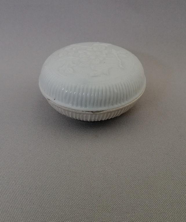 ONE CHINESE SONG DYNASTY YING QING MAKE UP BOX (1 of 7)