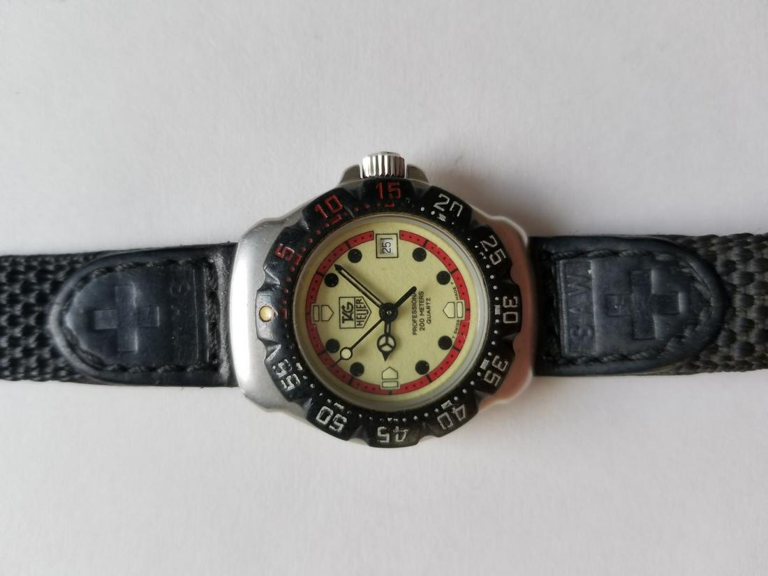 Vintage TAG HEUER Wristwatch: Vintage TAG HEUER Wristwatch. We don't know if the wristwatch works.