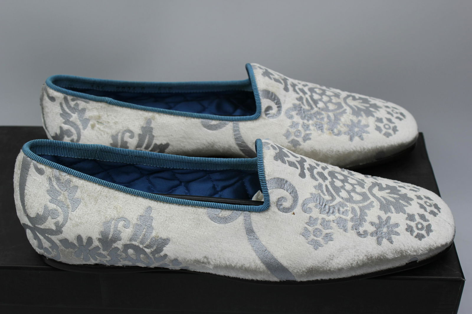 Gucci - Beige w/ Blue Embroidered Design: Gucci Rare "Chiusa Tessuto" Tan with Bliue design. Size 6.5B.