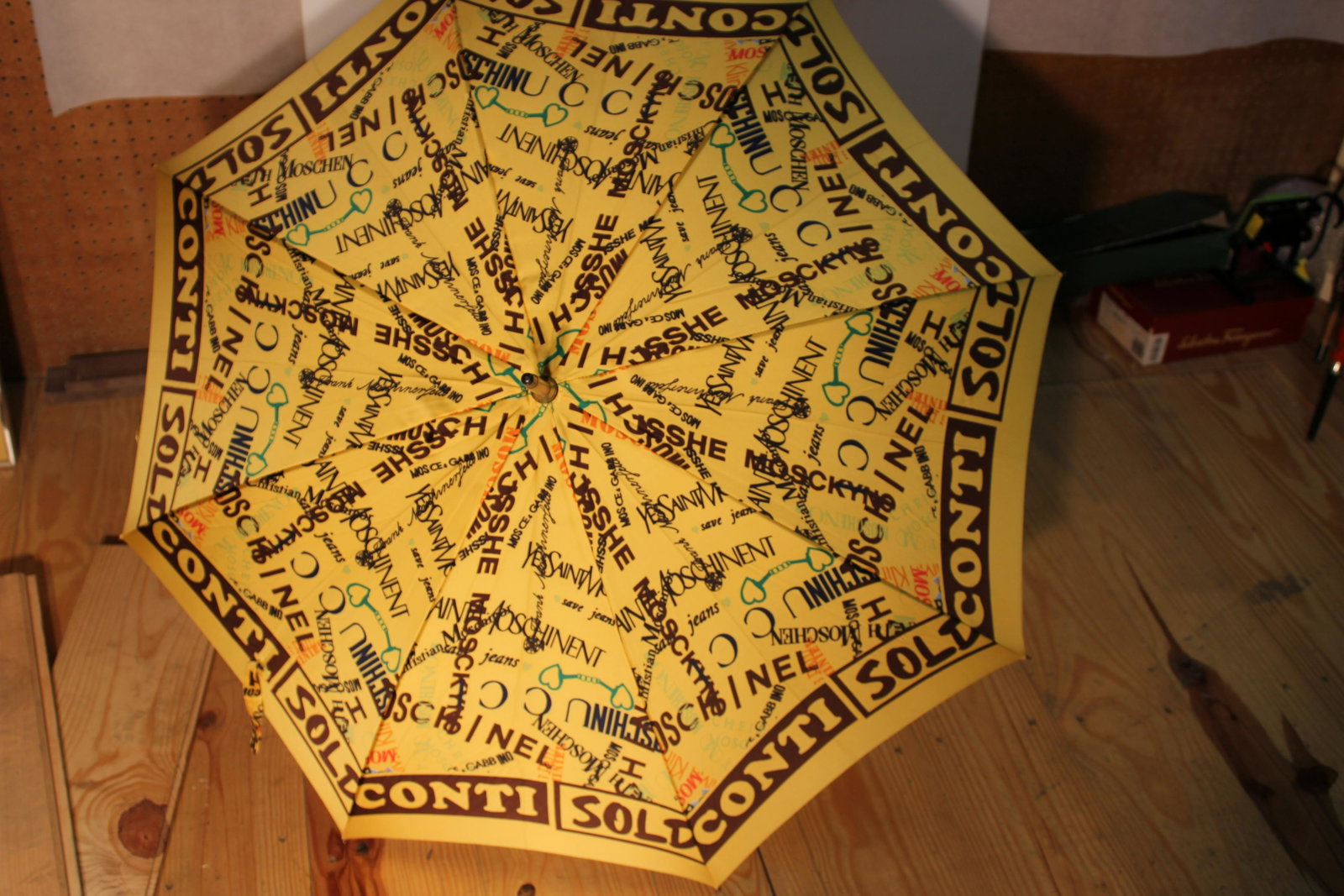Vintage Moschino Giornata Bagnata Umbrella (1 of 4)