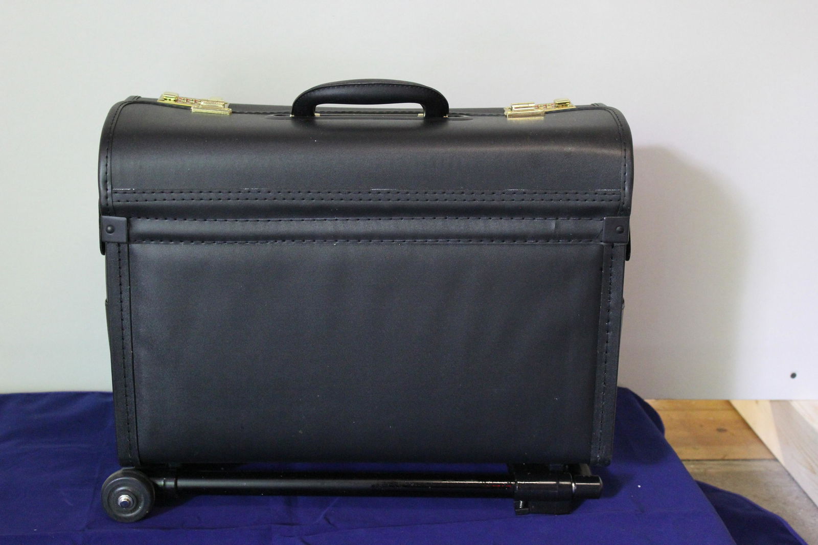 Geo International Classic Leather Rolling Suitcase (1 of 6)